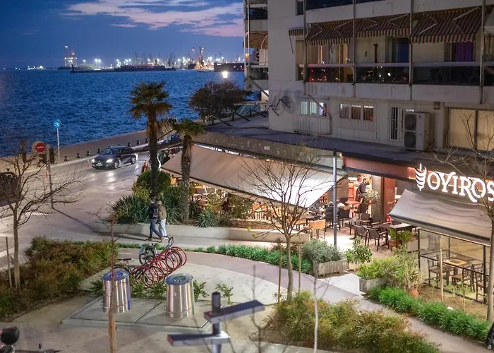 F & B Collection - Luxury Seafront 2 Bedroom Apartment